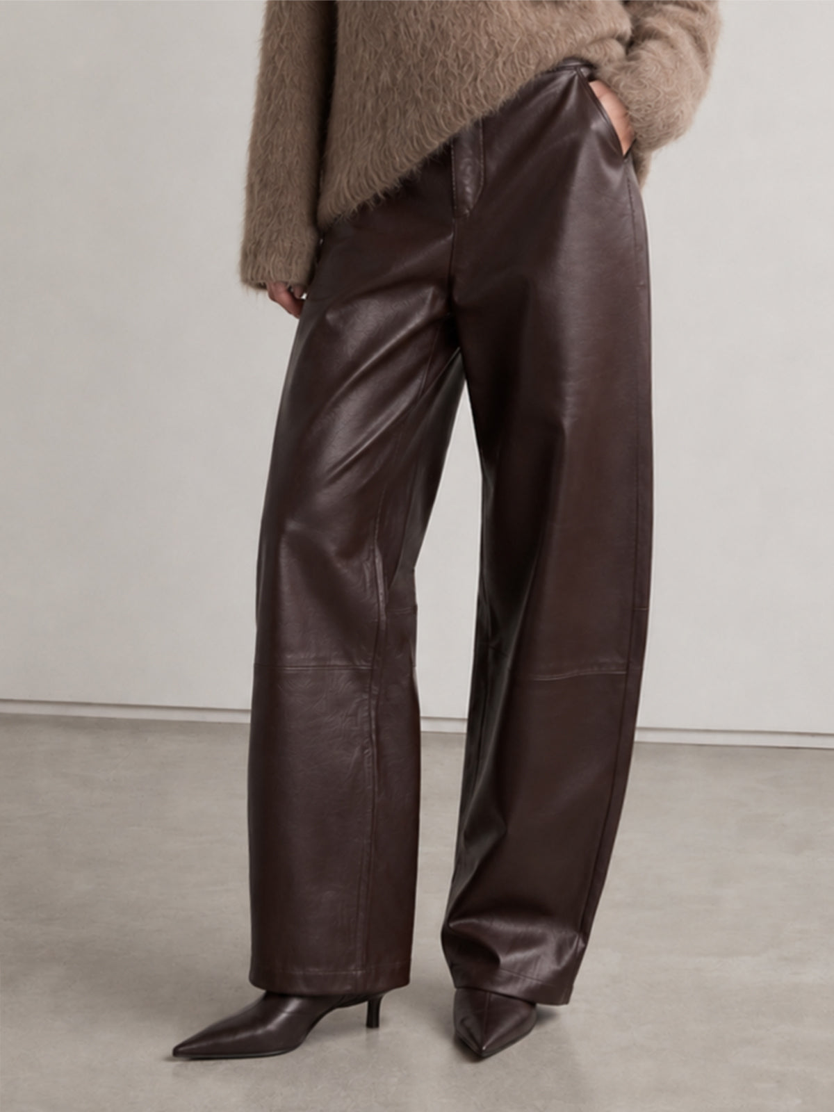 Faux-Leather Seamed Barrel Leg Pantalón