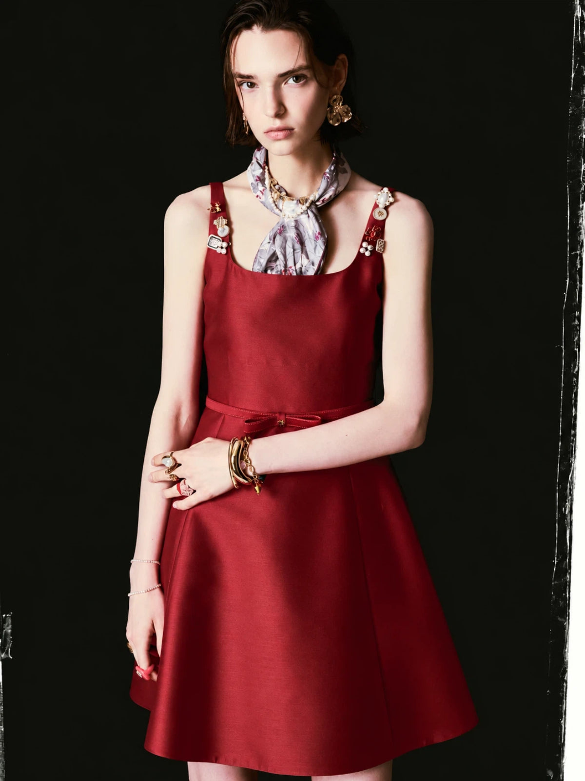 Brooch Strap Satinado Lazo-cintura Flare Minivestido