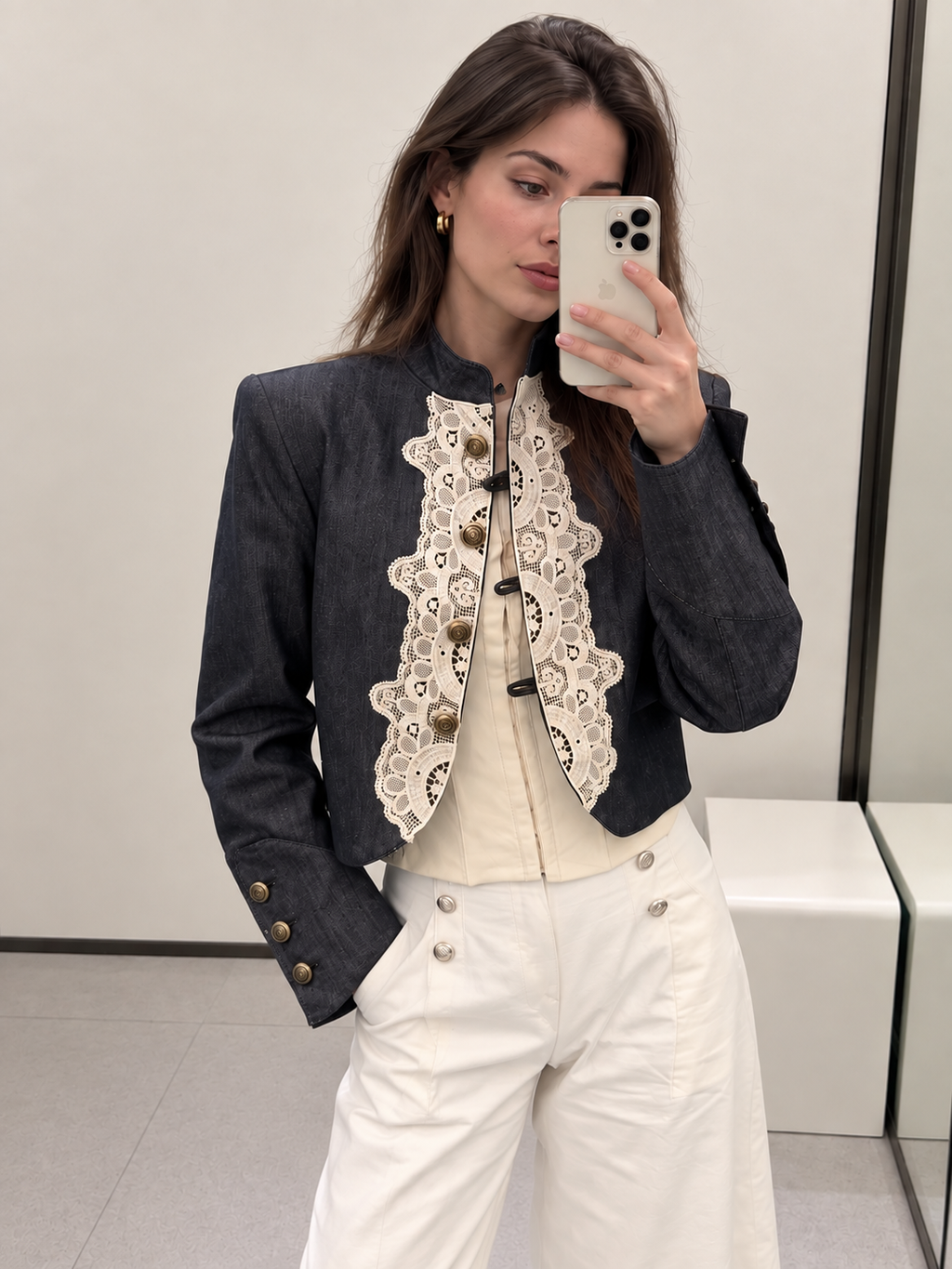 Chaqueta Corta con Encaje