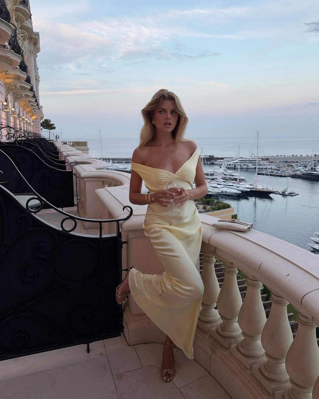Vestido Largo · Satén Hombros Descubiertos